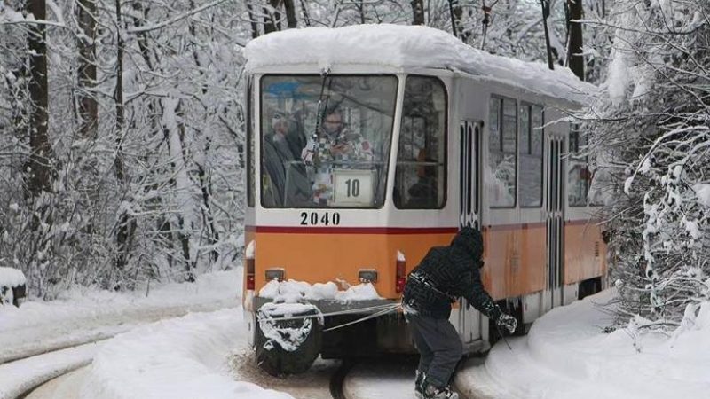 И в трамваите заваля сняг! (СНИМКИ)