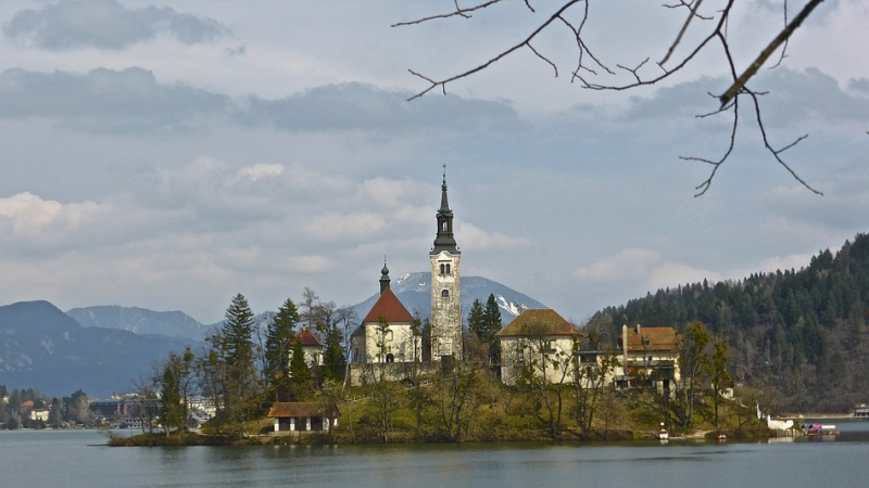 Камбана в църква на мъничък остров в словенско езеро сбъдва желания (СНИМКА)