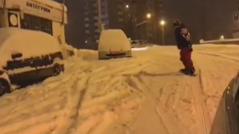 Смелчага подкара сноуборд по заснежена търновска улица (ВИДЕО)