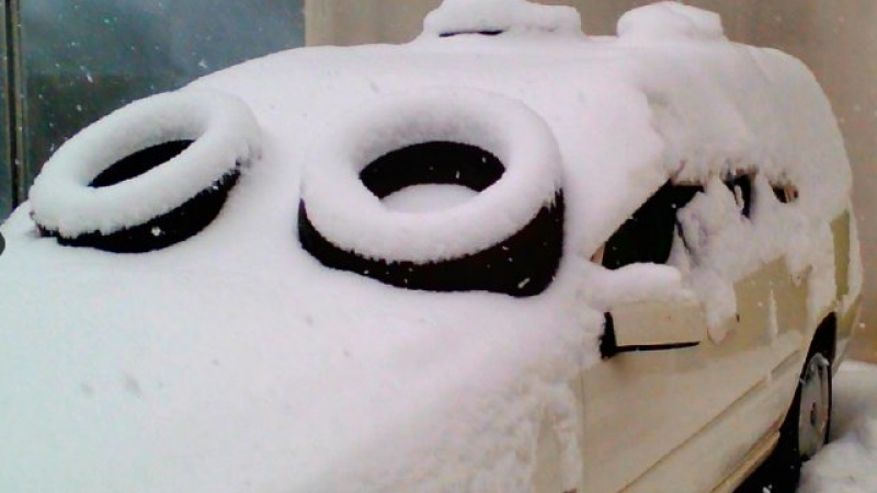 Пловдивчанин измисли уникален начин, за да опази колата си от снега (СНИМКА)
