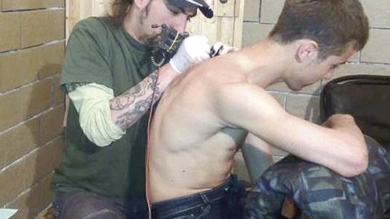 Плевенчанин прави татуировки срещу заплащане в натура