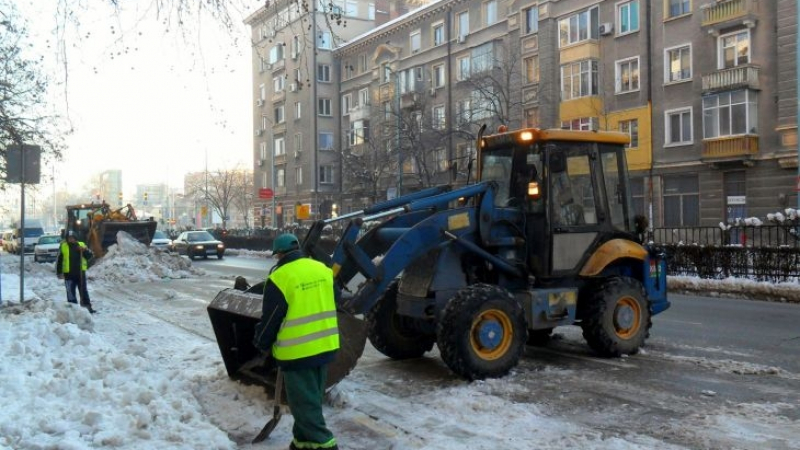След 30-часовия снеговалеж: Пловдив е проходим, чистят вътрешнокварталните улици 