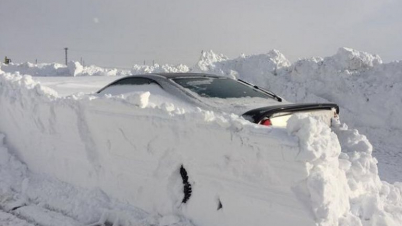 Странна находка: Затрупана кола се показа изпод снега към "Макак" (СНИМКИ)