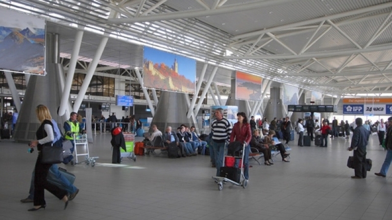 Пътници висят вече над 8 часа на столичното летище