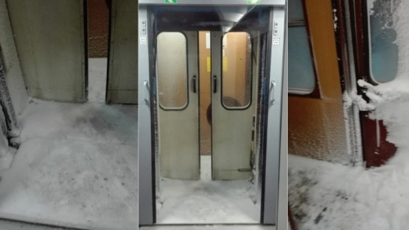 Снежни преспи блокираха влака Бургас-София (СНИМКИ)