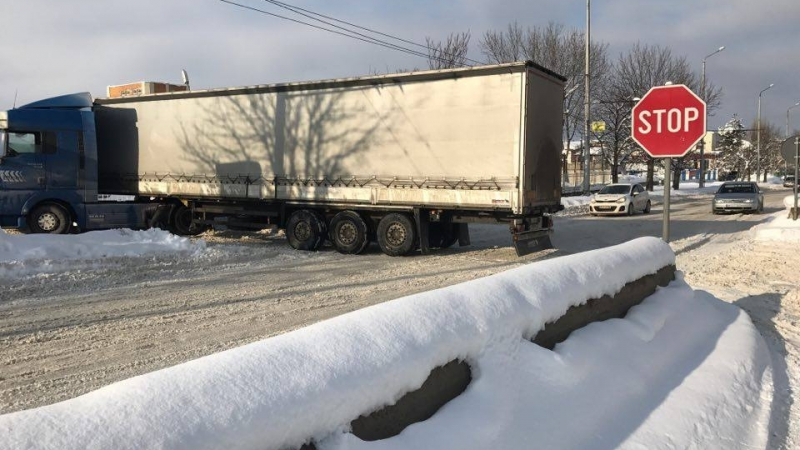 Снежен ад! ТИР затапи възлов булевард във Враца (СНИМКИ)