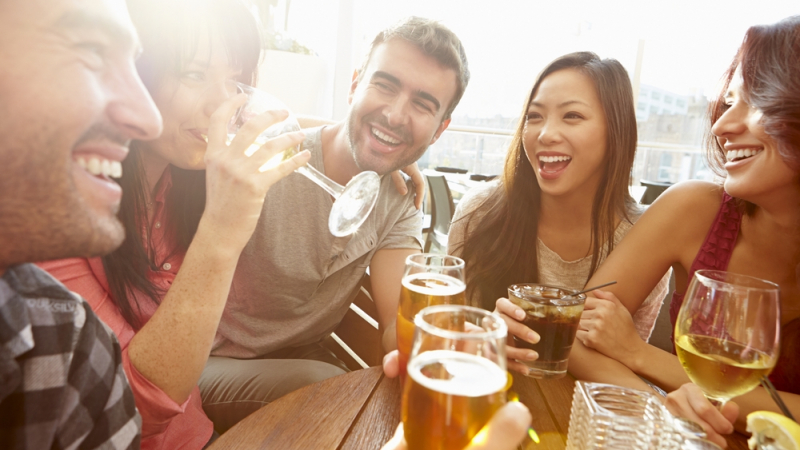 Научно доказано: Пиенето с приятели е... доста полезно!