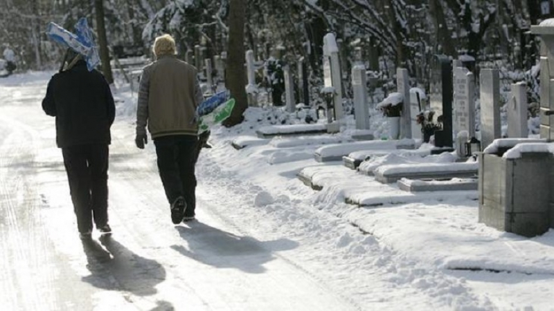 Зимата не прощава! Кремират покойници заради снежния ад 