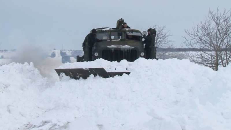 Военни с 60-годишен булдозер пробиват снега на Североизток (ВИДЕО)