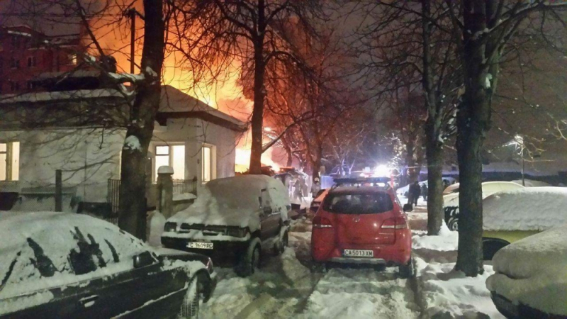 Страшен пожар изпепели къща в столицата (СНИМКИ)