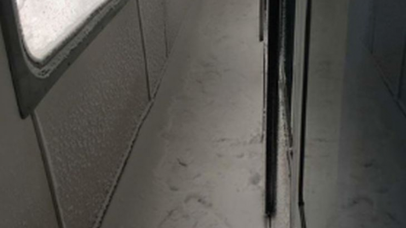 По нашенски: Пътници разбиха с чукове замръзнали врати на влак на гара Своге (СНИМКИ/ВИДЕО)
