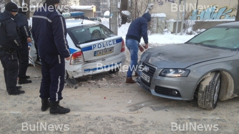Куриоз във Враца: Полицай с мощно „Ауди“ се натресе в патрулка (СНИМКИ)