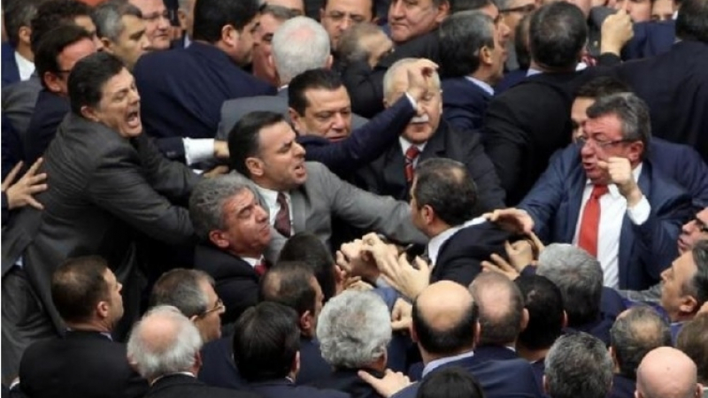 В турския парламент си спретнаха як кютек (ВИДЕО)