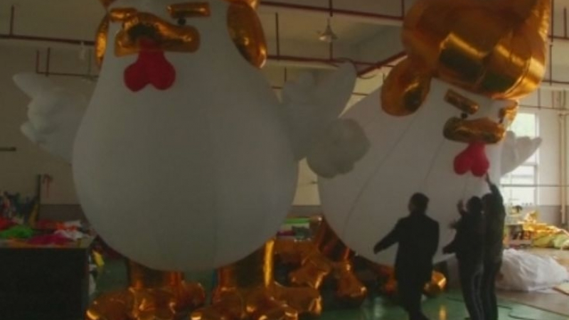 Хит в Китай: Балони с образа на петел, който прилича на Доналд Тръмп (ВИДЕО)