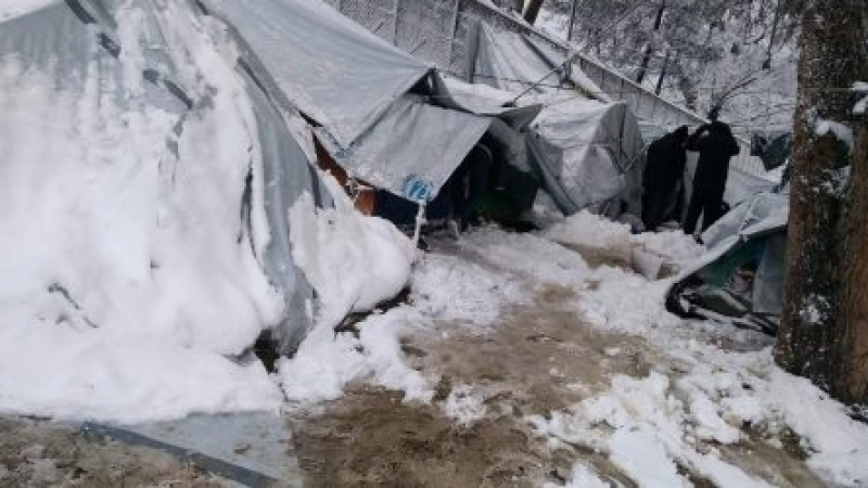 Крути мерки! Ето къде настаняват бежанците в Гърция заради кучия студ