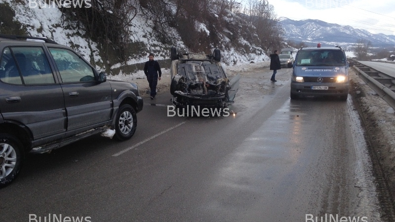 Тежка катастрофа между Враца и Мездра, кола е по таван (СНИМКИ)