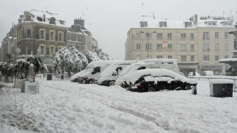 Снежен ад в Северна Франция и Белгия, над 330 000 домакинства се върнаха в каменната ера 