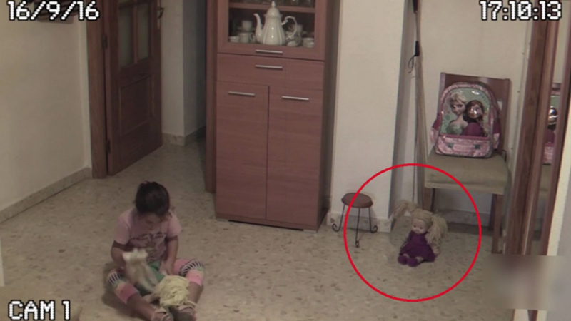 Ужасяващо ВИДЕО! Кукла на момиче оживява и започва да мести предмети с мисълта си