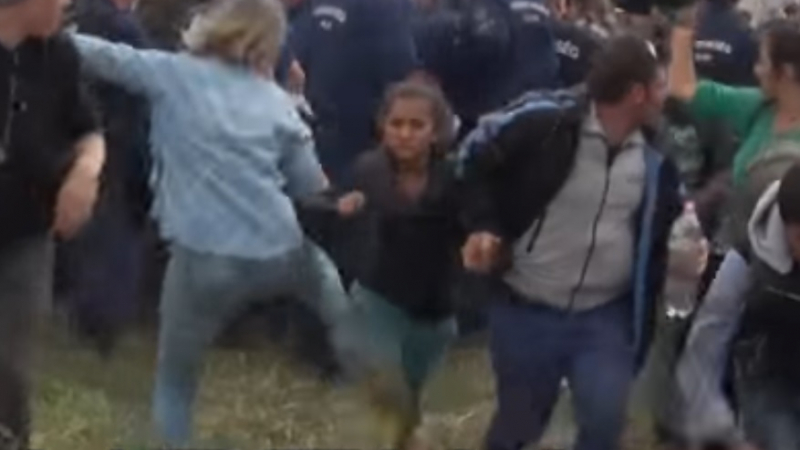 Осъдиха унгарската репортерка, ритала бежанци (ВИДЕО)