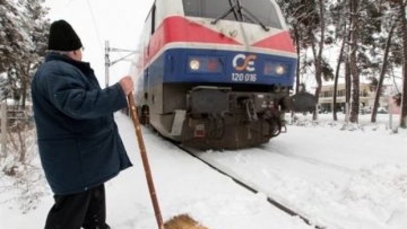 Два влака със 600 пътници замръзнаха до Лариса в Гърция