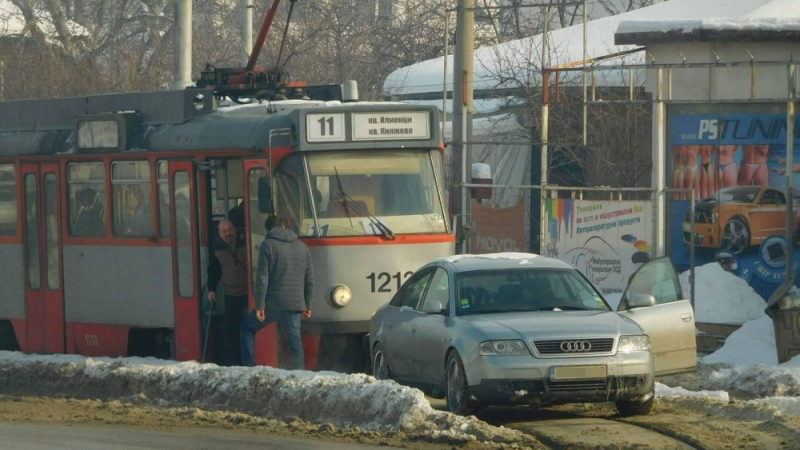 Това ли е най-наглият шофьор в София? Изпречи се на трамвая и налетя да се бие с ватмана (СНИМКА)