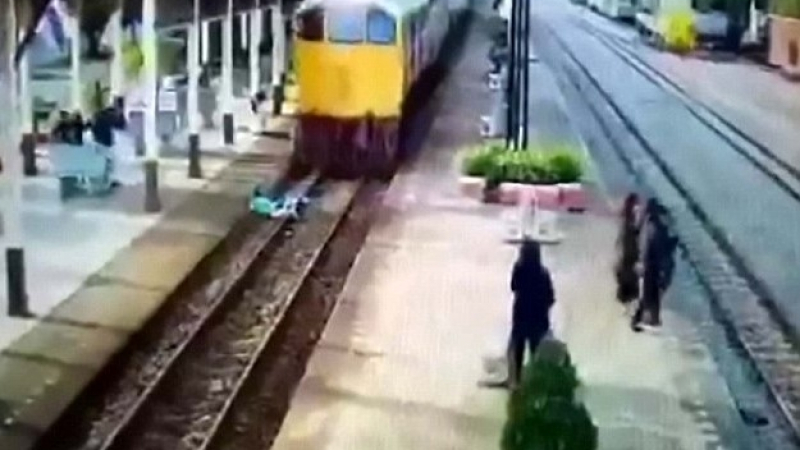 Шокиращи КАДРИ! Влак „прерязва на две” човек, спънал се на релсите 