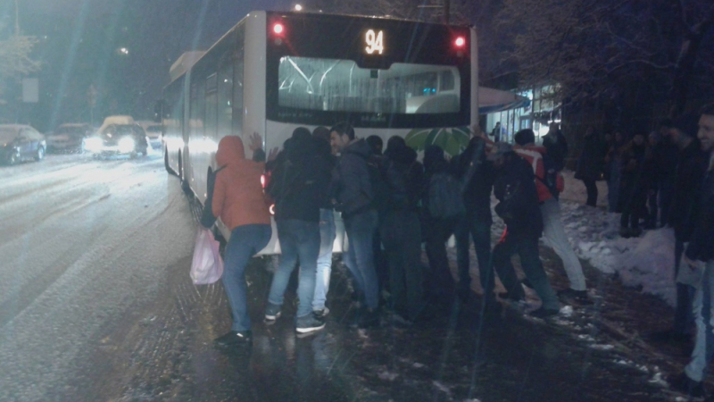 Малко сняг и проблемите отново започнаха! Автобус на градския транспорт в София закъса, доброволци го бутат (СНИМКИ/ВИДЕО)