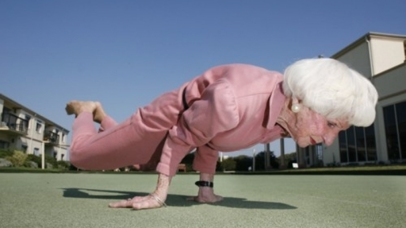 Няма да повярвате на колко години е най-възрастната инструкторка по йога (ВИДЕО)