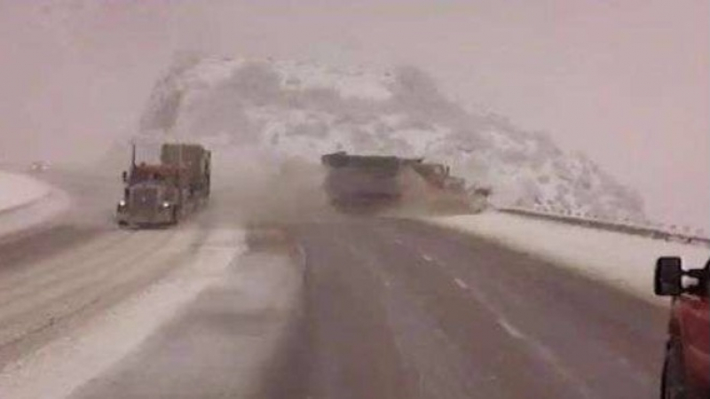 Инфарктна карастрофа: Снегорин излетя извън пътя, пометен от ТИР  (ВИДЕО)