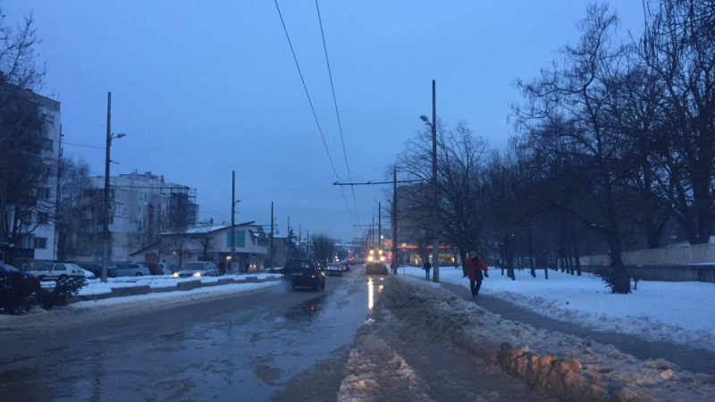 Авария превърна казанлъшки булевард в ледена река (ВИДЕО)