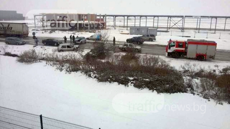 Момиченце пострада в челен сблъсък на Асеновградско шосе (СНИМКИ)