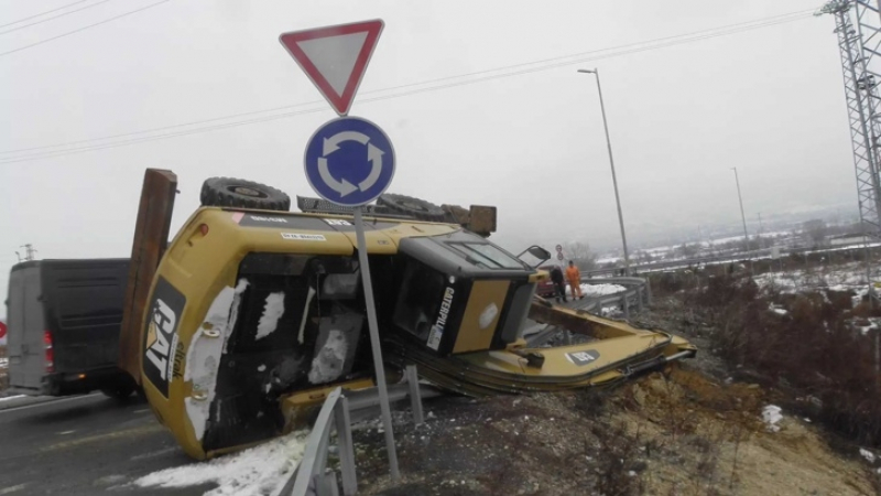 Зрелище: Багер падна от платформа на кръгово кръстовище на „Струма” (СНИМКА)