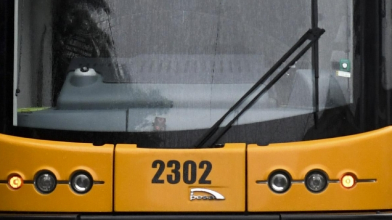 Шок в София! Кола паркира върху трамвайните линии, промени маршрутите на трамваи 6, 11 и 12