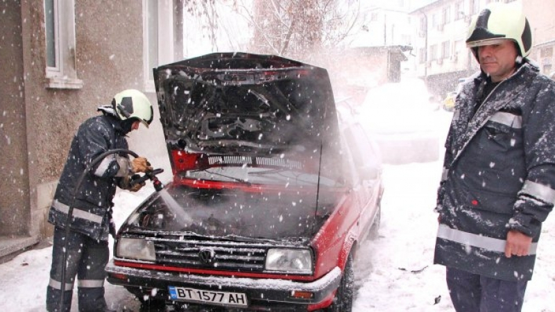 Автомобил пламна до старата болница във Велико Търново (СНИМКИ)