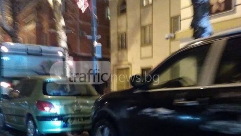 Автобус и две коли се нацепиха в Пловдив (СНИМКИ)