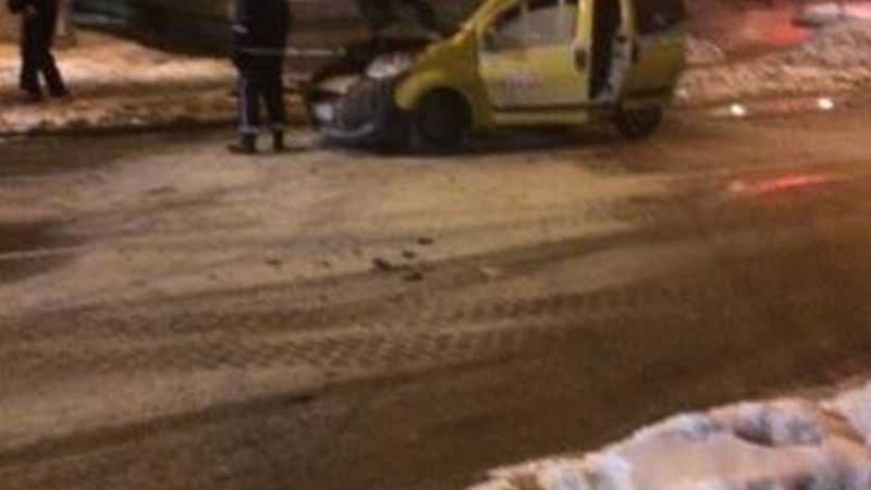 Сигнал до БЛИЦ: Такси избухна в пламъци край хотел "Плиска" в София! (СНИМКИ)