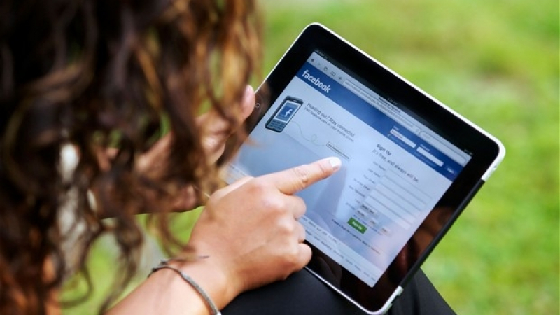 „Фейсбук“ ще затегне контрола върху проверката на съдържанието в мрежата в Германия