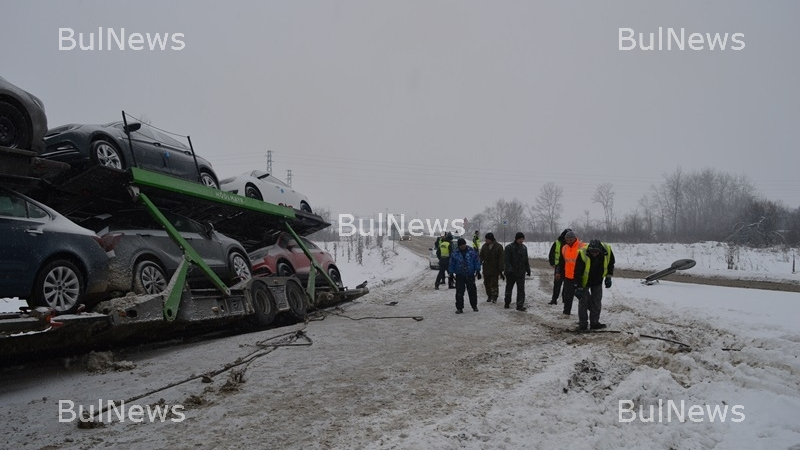 Автовоз с нови коли стана поредната жертва на „Проклятието на АПИ“ край Враца (СНИМКИ)