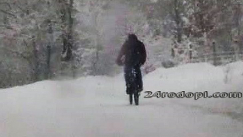 Смелчага мина през снежния ад от Джебел към Маказа на две гуми (СНИМКА)
