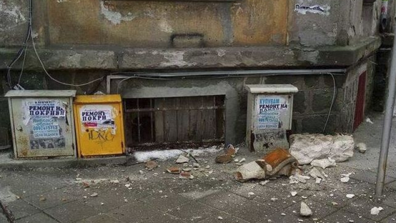 Кошмар! Парче бетон се срути от фасадата на стара сграда на пъпа на Бургас (СНИМКИ)