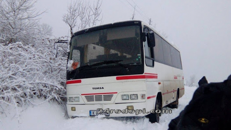 Автобус, пълен с деца, пропадна в канавка между село Чуково и Момчилград (СНИМКИ)