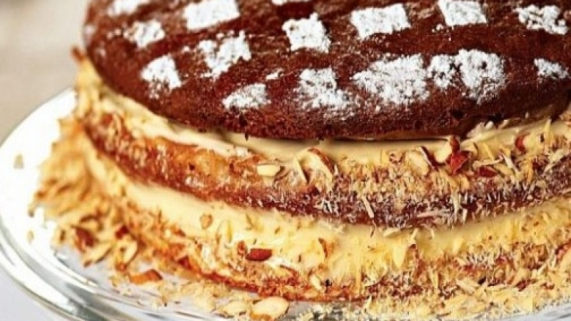 Една забравена рецепта от детството: Вкусната и изкушаваща медена торта на баба