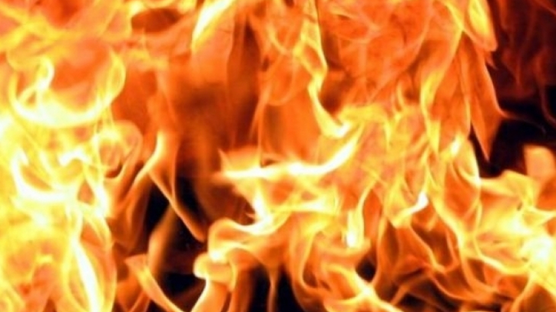 Сигнал до БЛИЦ: Пожар гори в гараж с автобуси в столицата