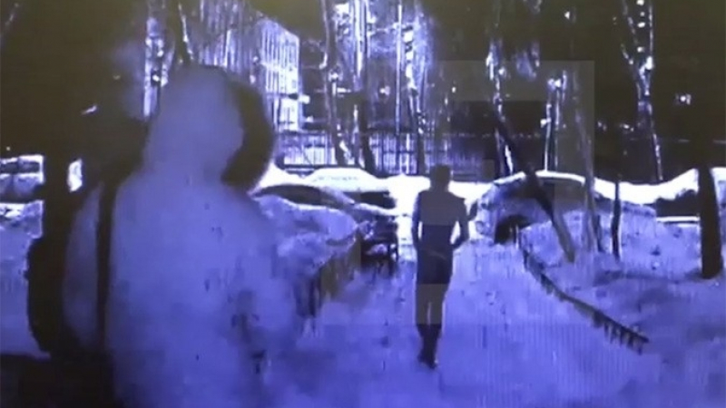 Запечатаха на ВИДЕО 18+ как напълно гол мъж избяга от плен на таксиджия насилник