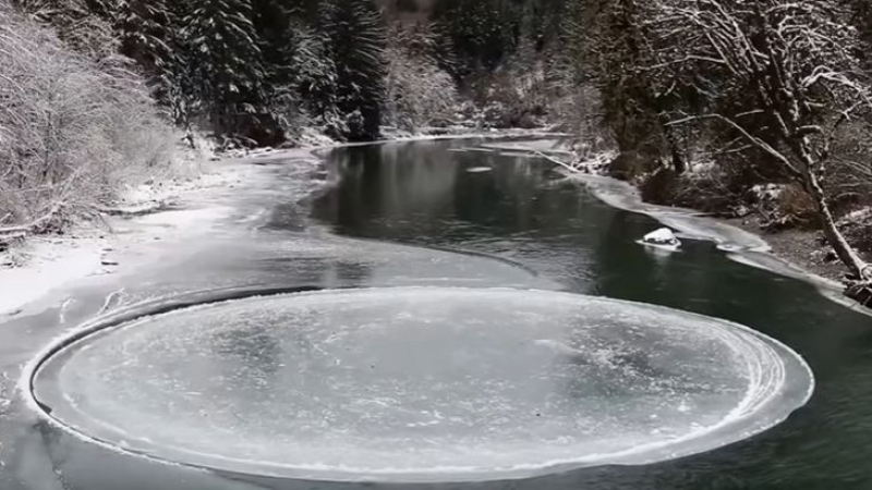 Пълна мистерия! Леден кръг с идеална форма се появи в река (ВИДЕО)