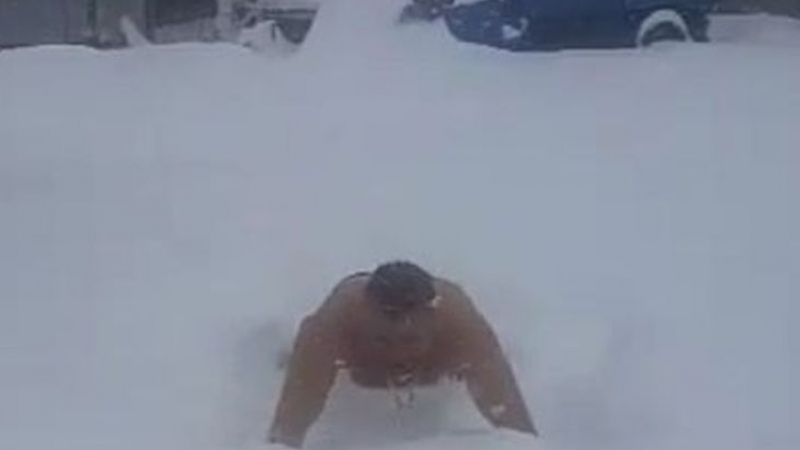 Чисто луд! Какво прави Мариан от Гълъбово по бански в снега (ВИДЕО)