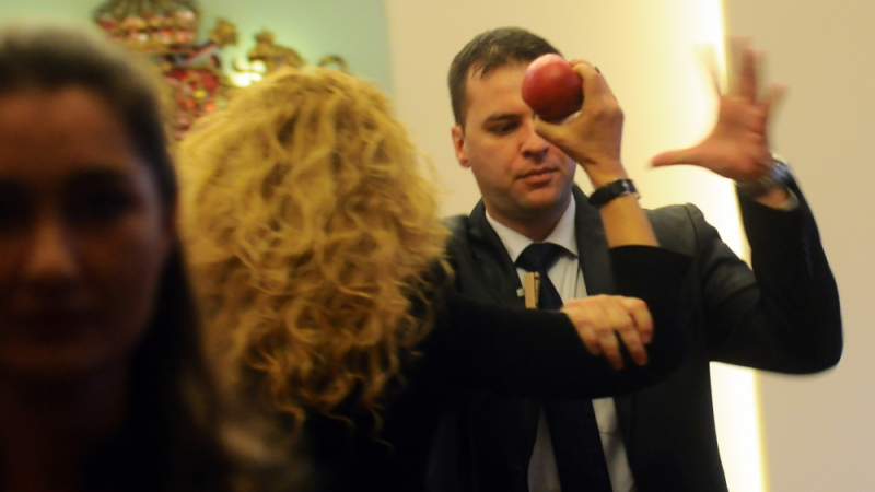 Пълно ВИДЕО от мегаскандала с гнилата ябълка от Беновска за Плевнелиев на "Дондуков" 2! 