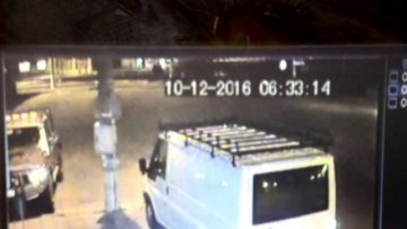 Нови кадри от охранителна камера показват как фаталният влак нахлува с голяма скорост в Хитрино (ВИДЕО)