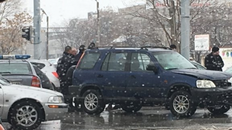 Зверски удар в Пловдив: БМВ и джип се помляха заради угаснал светофар (СНИМКИ)