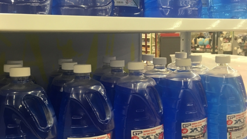 ОПАСНО! Хипермаркетите пълни с вредна за здравето течност за чистачки! (СНИМКИ)
